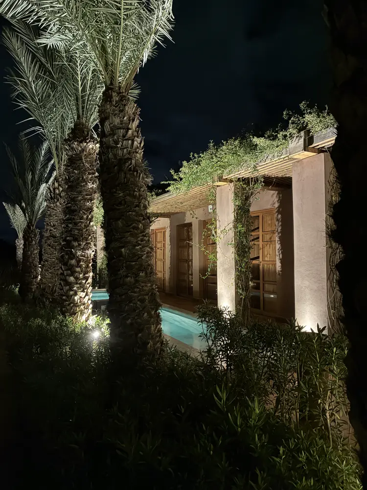 Le pavillon des invités et le couloir de nage, la nuit