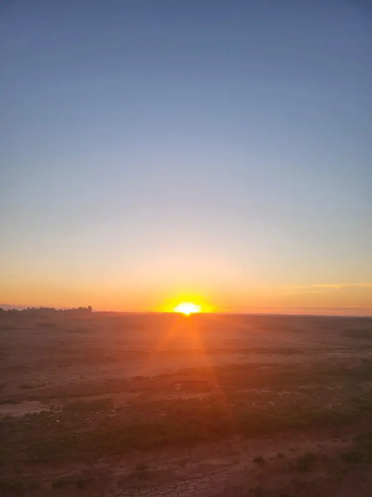 Le soleil se couche sur la plaine