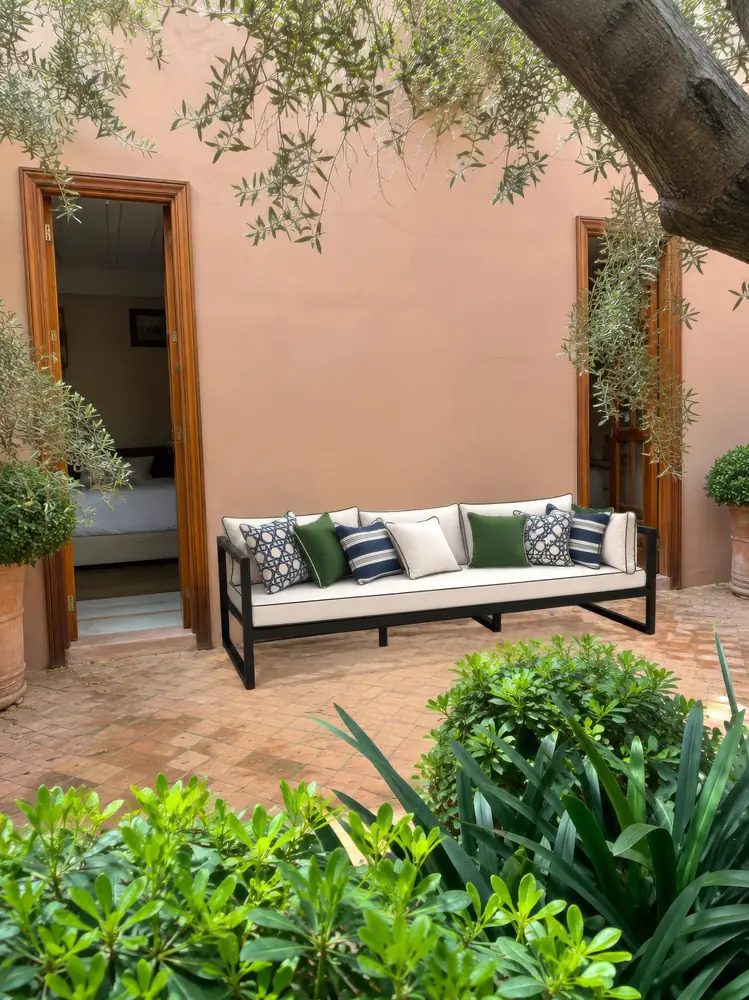 Un patio, à l’ombre de l’olivier